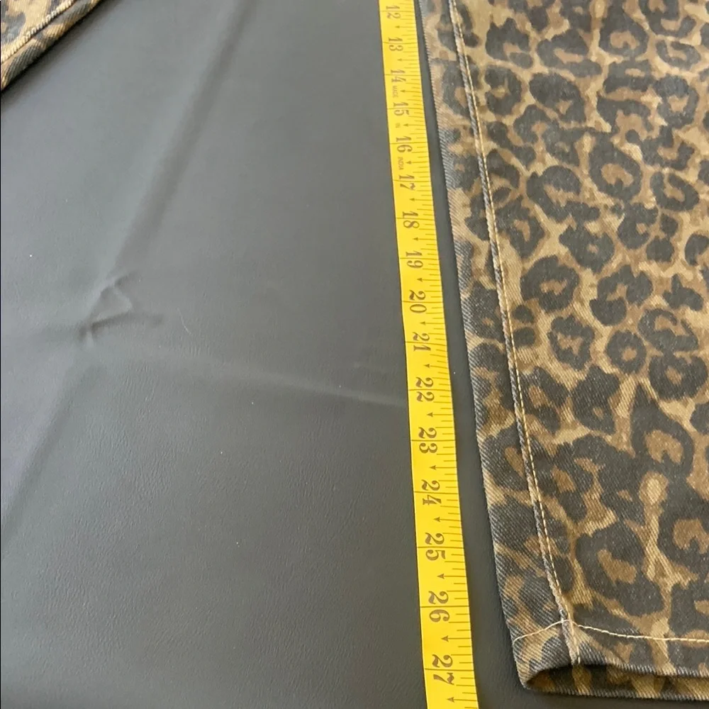 NWT Shakeair Leopard Print Straight Leg Jeans Women’s Size M